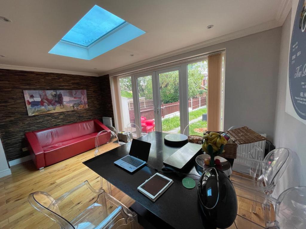 Family Home With Easy Commute To London! London Borough of London Borough of Croydon Exterior foto