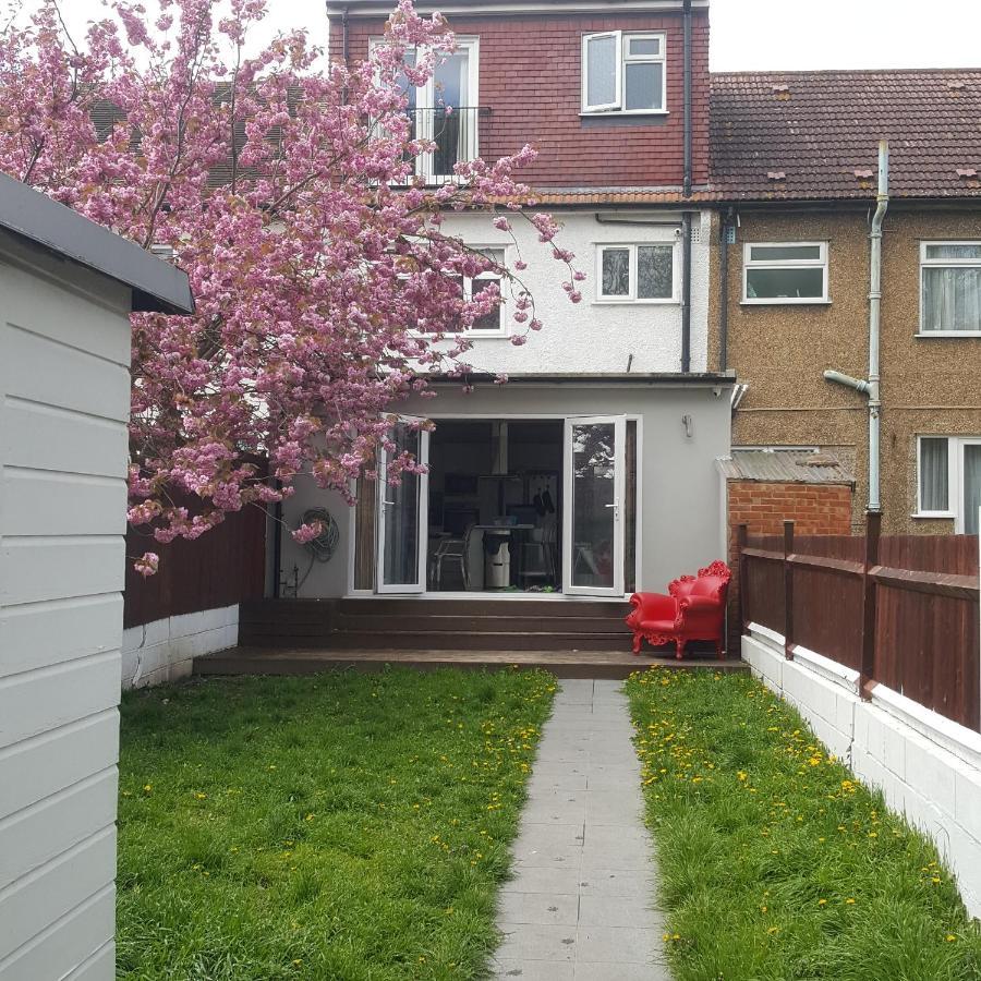 Family Home With Easy Commute To London! London Borough of London Borough of Croydon Exterior foto