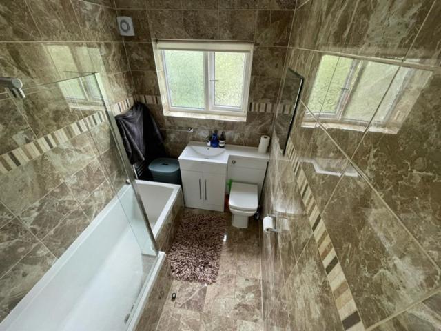 Family Home With Easy Commute To London! London Borough of London Borough of Croydon Exterior foto